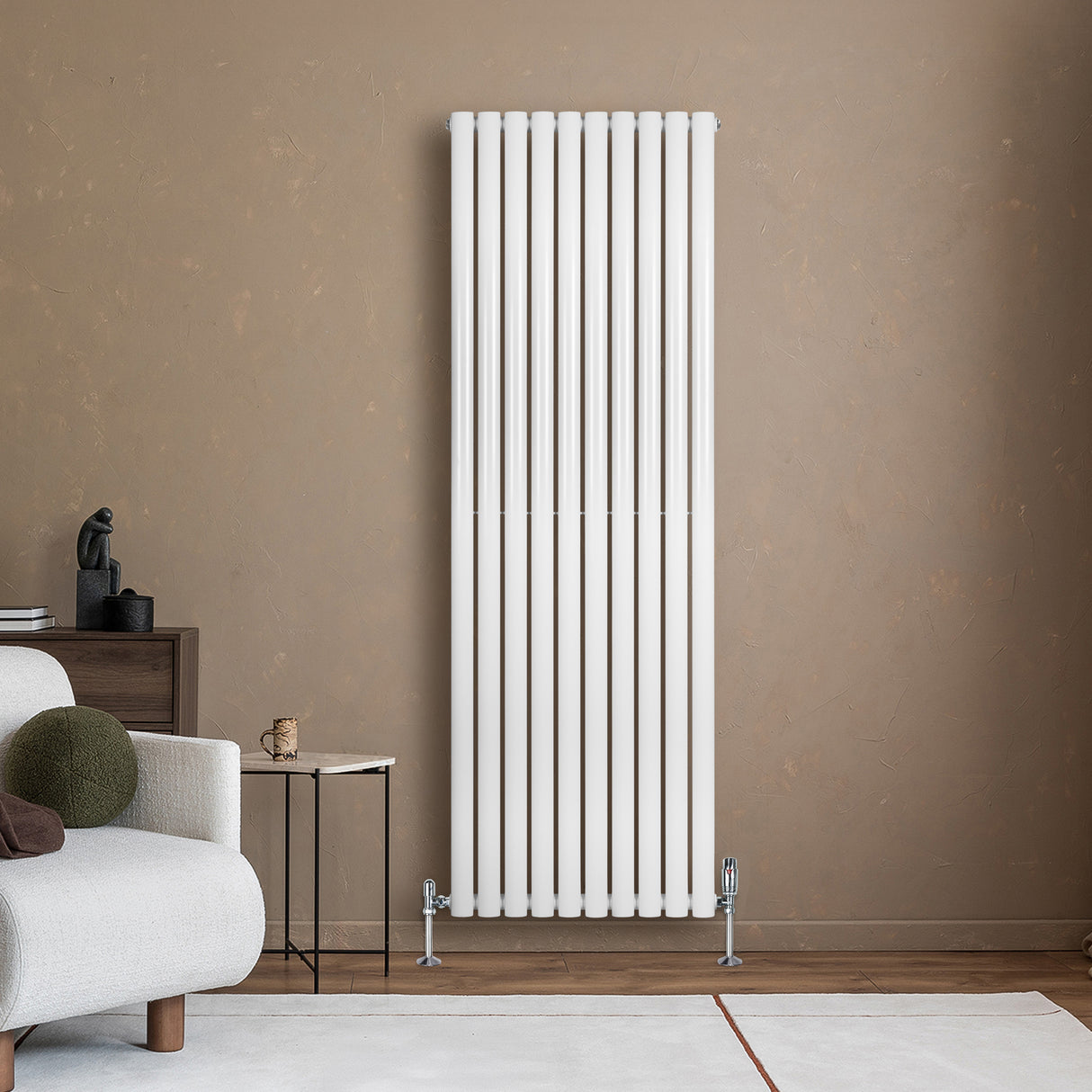 Ovale witte designradiator van 1800 mm x 600 mm met een strakke, moderne uitstraling en verticale kolommen tegen een warme muur