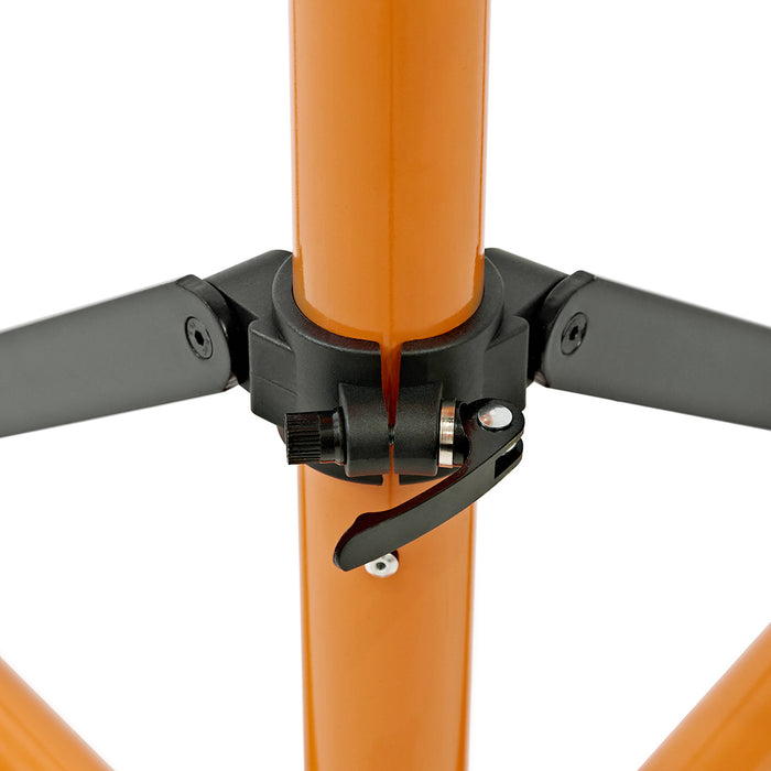 Oranje metalen statief met zwarte bevestigingsmechanismen en verstelbare poten, ideaal voor fotografie en videoproductie
