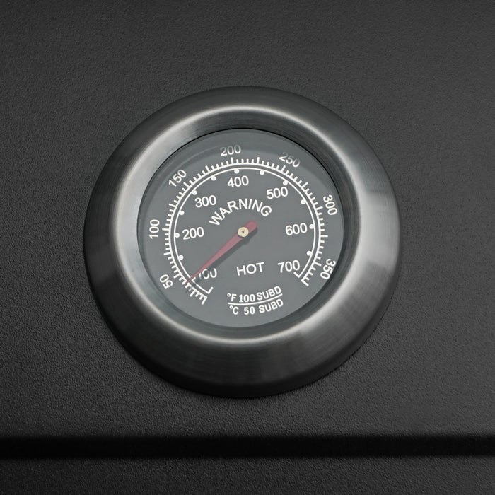 Rond metalen thermometer met een zwart wijzerplaat, aangeeft temperatuur tot 700 graden Fahrenheit, met een waarschuwing voor hoge temperaturen