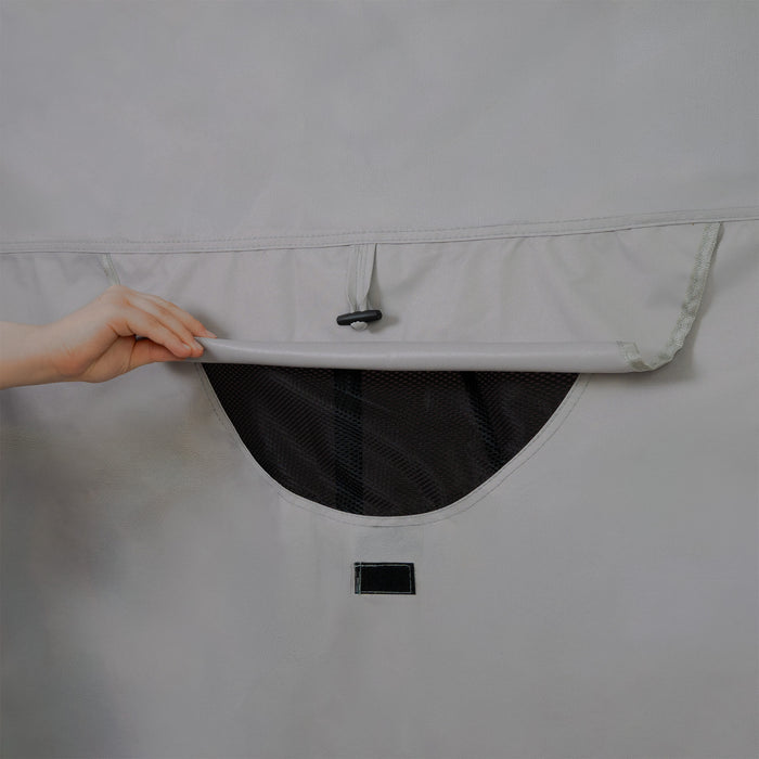 Grijze opbergtas met een hand die de bovenkant opent, onthullend een zwart gaasvak voor ventilatie en zichtbaarheid van inhoud