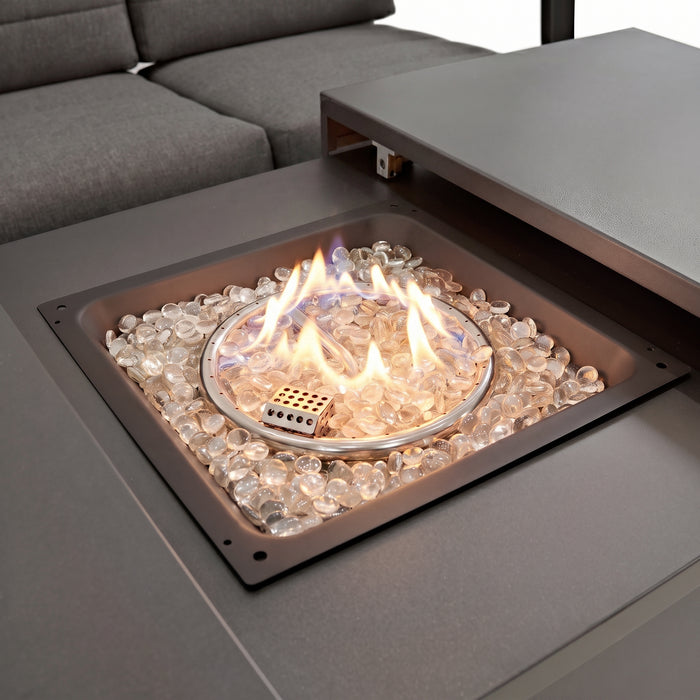 Moderne vuurtafel met een ronde brandring, omringd door glanzende glazen steentjes en een strakke, donkere afwerking