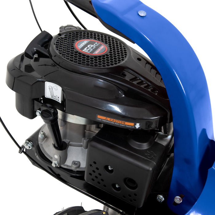 Zwarte motor met glanzende afwerking en blauwe handgreep, ontworpen voor een grasmaaier, met duidelijke labels en ventilatierooster