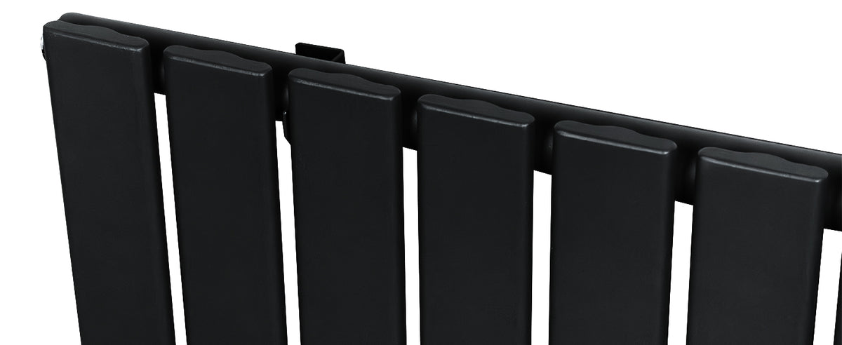Zwart metalen radiator met verticale lamellen, strak design en een matte afwerking voor moderne interieurstijlen