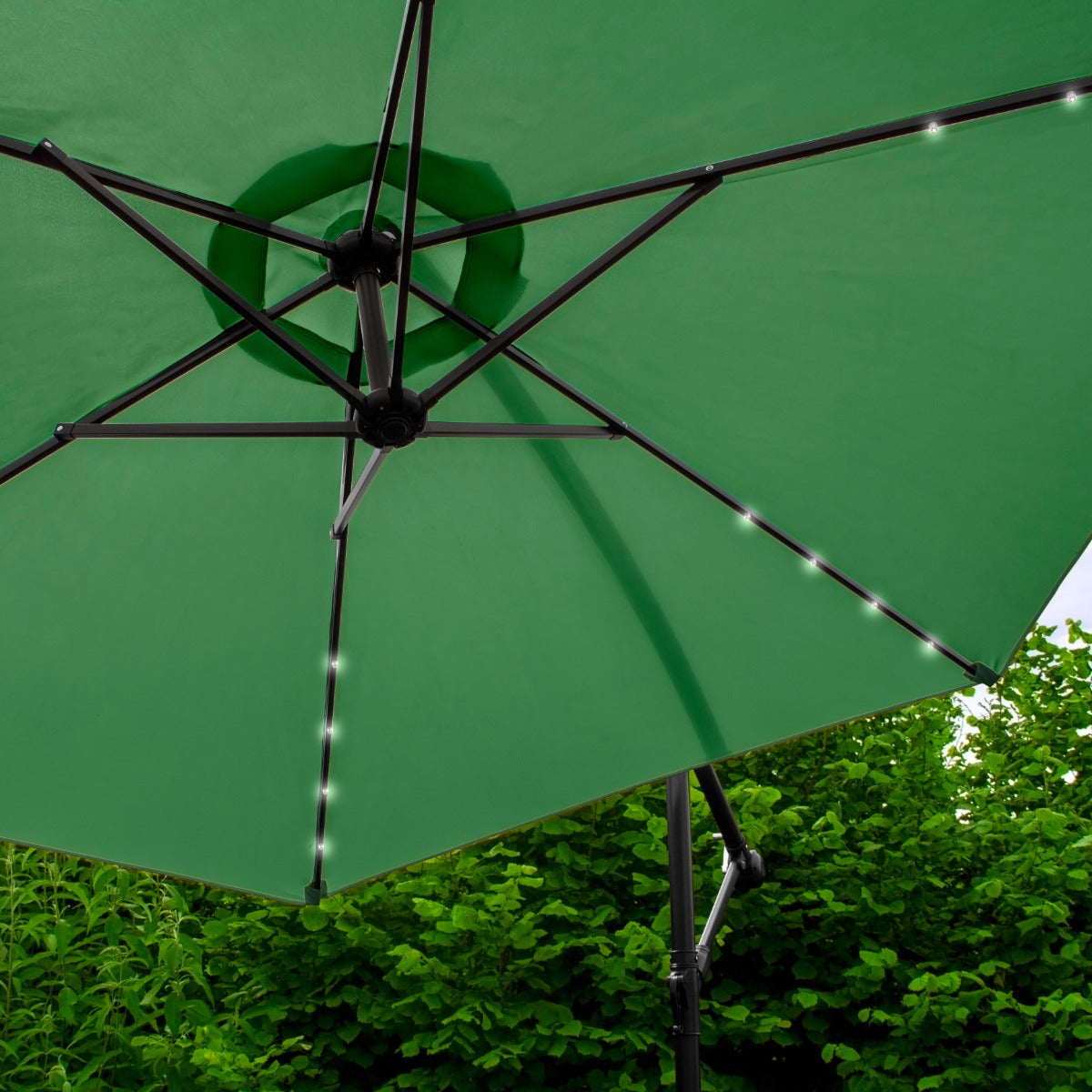 Groen 3m LED Zweefparasol met een eenvoudige voet