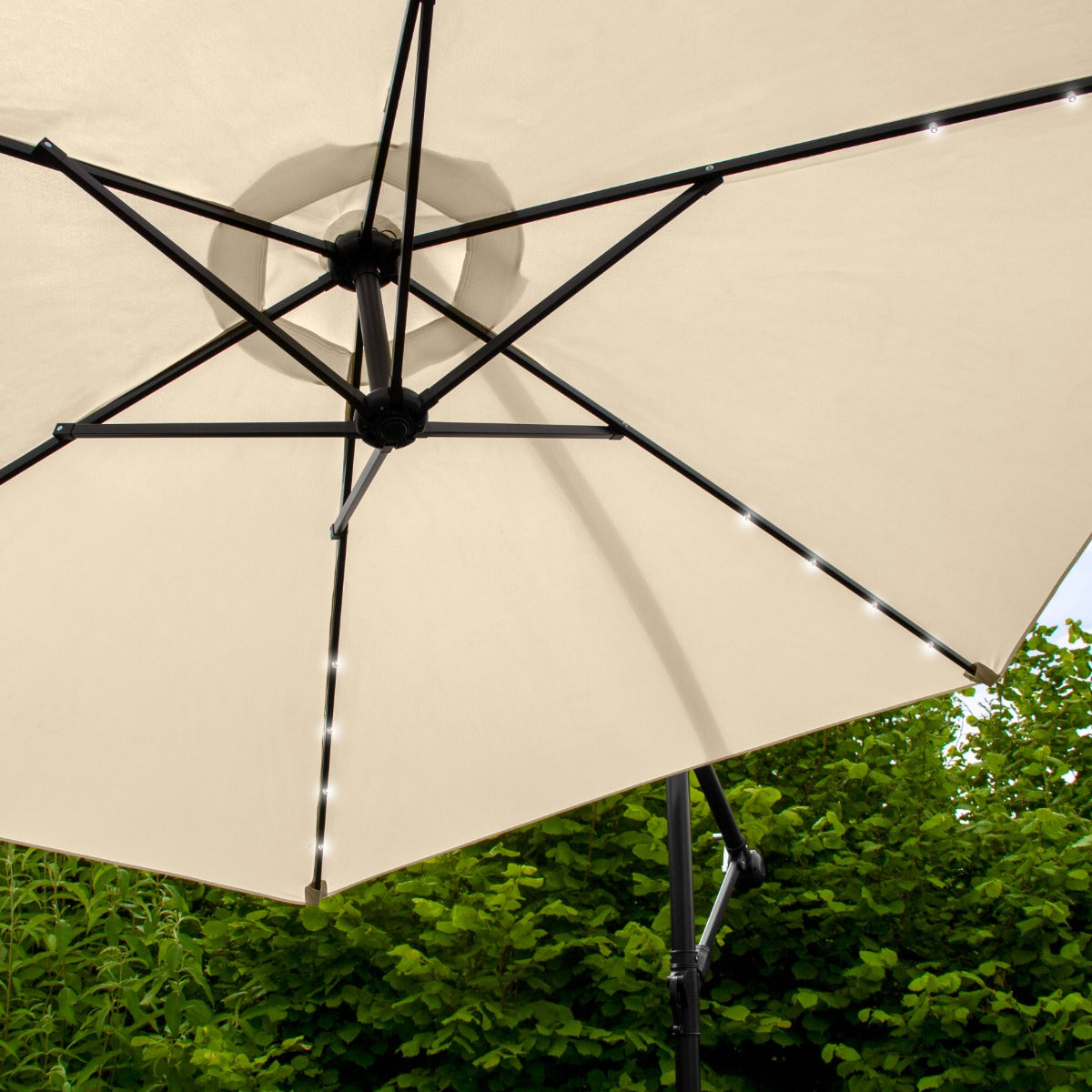 Beige 3m LED Zweefparasol met een eenvoudige voet