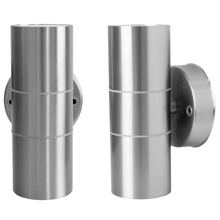Verchroomde wandlampen met een moderne, cilindrische vorm en een gladde, glanzende afwerking, perfect voor eigentijdse interieurs