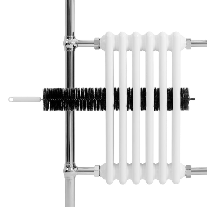 Witte radiator met glanzende chromen buizen en een zwarte reinigingsborstel in het midden, ideaal voor onderhoud en schoonmaak