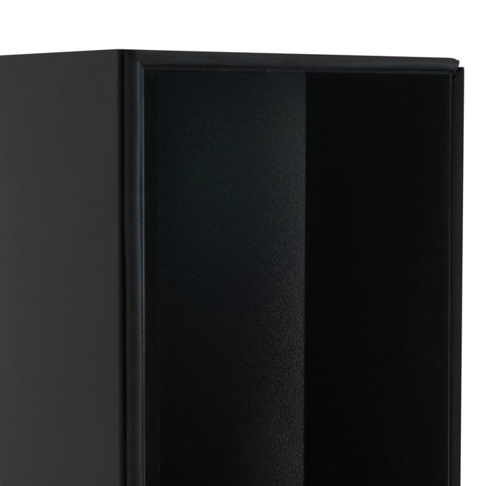 Zwart metalen kast met een strakke, matte afwerking en een open binnenruimte, ideaal voor moderne opslagoplossingen