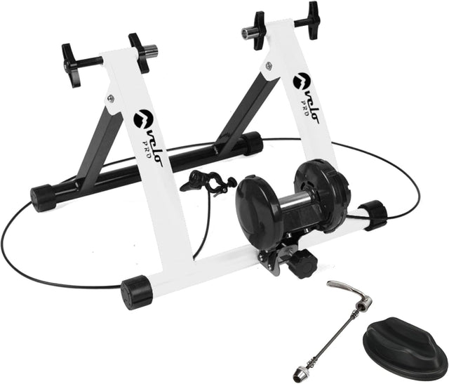 Witte magnetische fietstrainer Velo Pro met zwarte details, stevige constructie en bijbehorende mat voor stabiliteit tijdens gebruik