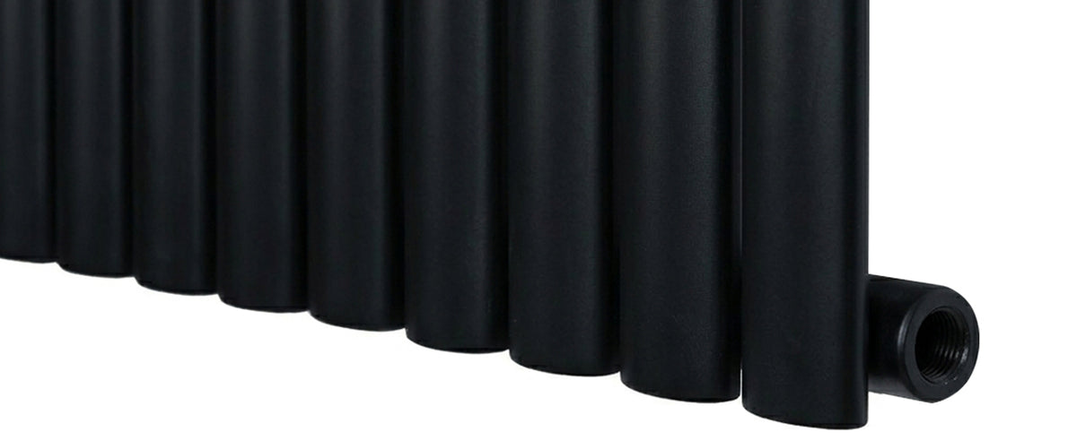 Zwarte metalen radiator met een strakke, moderne uitstraling en verticale buizen, perfect voor hedendaagse interieurs