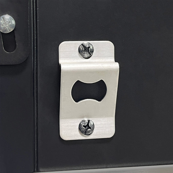 Zilveren metalen haak met een uitgesneden opening, bevestigd met schroeven op een zwarte achtergrond, ideaal voor wandbevestiging