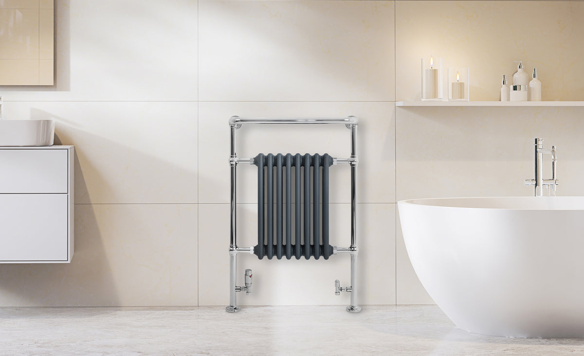 Stijlvolle, grijze radiator met een moderne afwerking, geplaatst tegen een lichte wand in een elegante badkamer met een vrijstaand bad