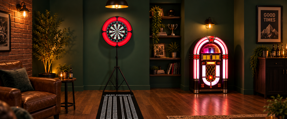 Een sfeervolle woonkamer met een rode dartbord, een retro jukebox, een leren bank en groene muren, verlicht door warme lampen