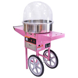 Roze suikerspinmachine met een glanzende metalen kom en een transparante beschermkap, geplaatst op een stevige wagen met wielen