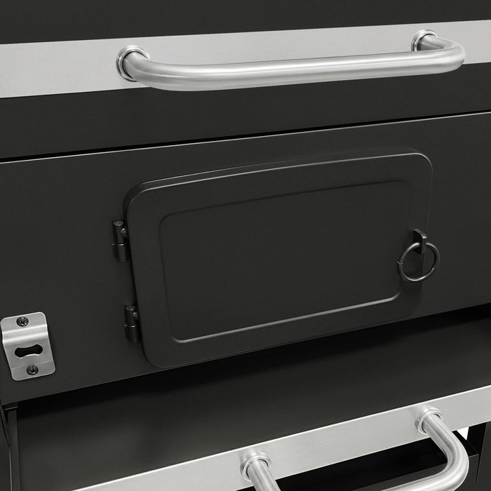 Zwart metalen grill met een glanzend handvat en een stevige deur, perfect voor buitenkoken en barbecueën met vrienden
