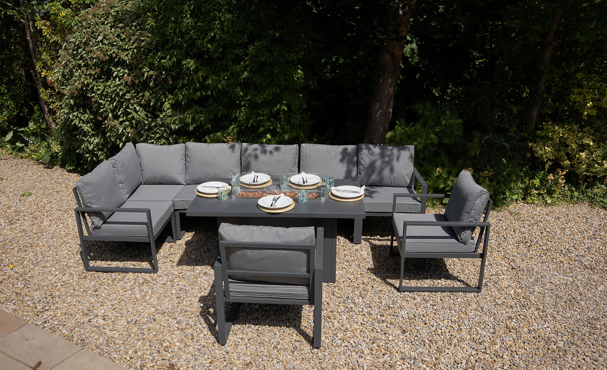 Moderne tuinset met grijze kussens, een grote tafel en stijlvolle stoelen, perfect voor buiten dineren en ontspanning