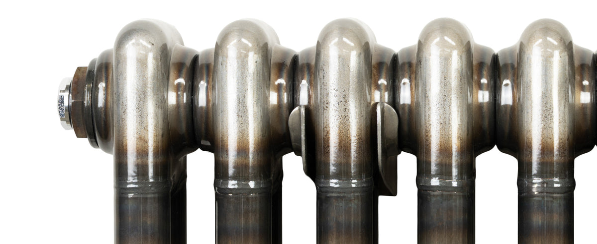 Verchroomde radiator met een glanzende, metalen afwerking en ronde vormen, perfect voor moderne interieurstijlen