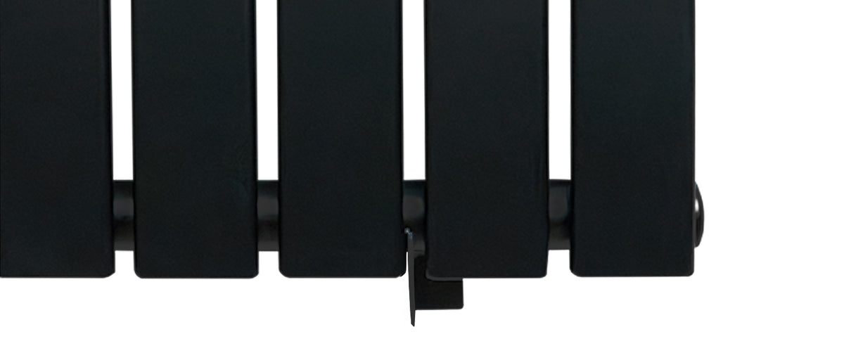 Zwart metalen radiator met horizontale lamellen, strak ontwerp en moderne afwerking, ideaal voor eigentijdse interieurs