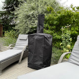 Zwarte hoes voor de KuKoo buiten pizzaoven, perfect passend en waterdicht, geplaatst op een houten terras tussen loungestoelen en groen