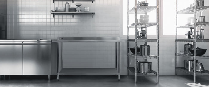 Moderne keuken met roestvrijstalen kasten, open planken en metalen rekken vol kookgerei en potten, lichte tegelwanden