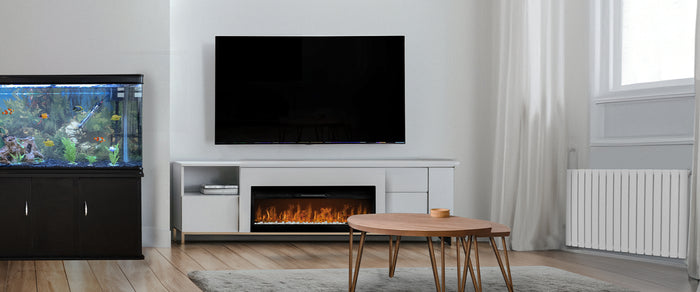 Moderne woonkamer met een zwart flatscreen-tv, een stijlvolle salontafel, een elektrische haard en een aquarium met kleurrijke vissen