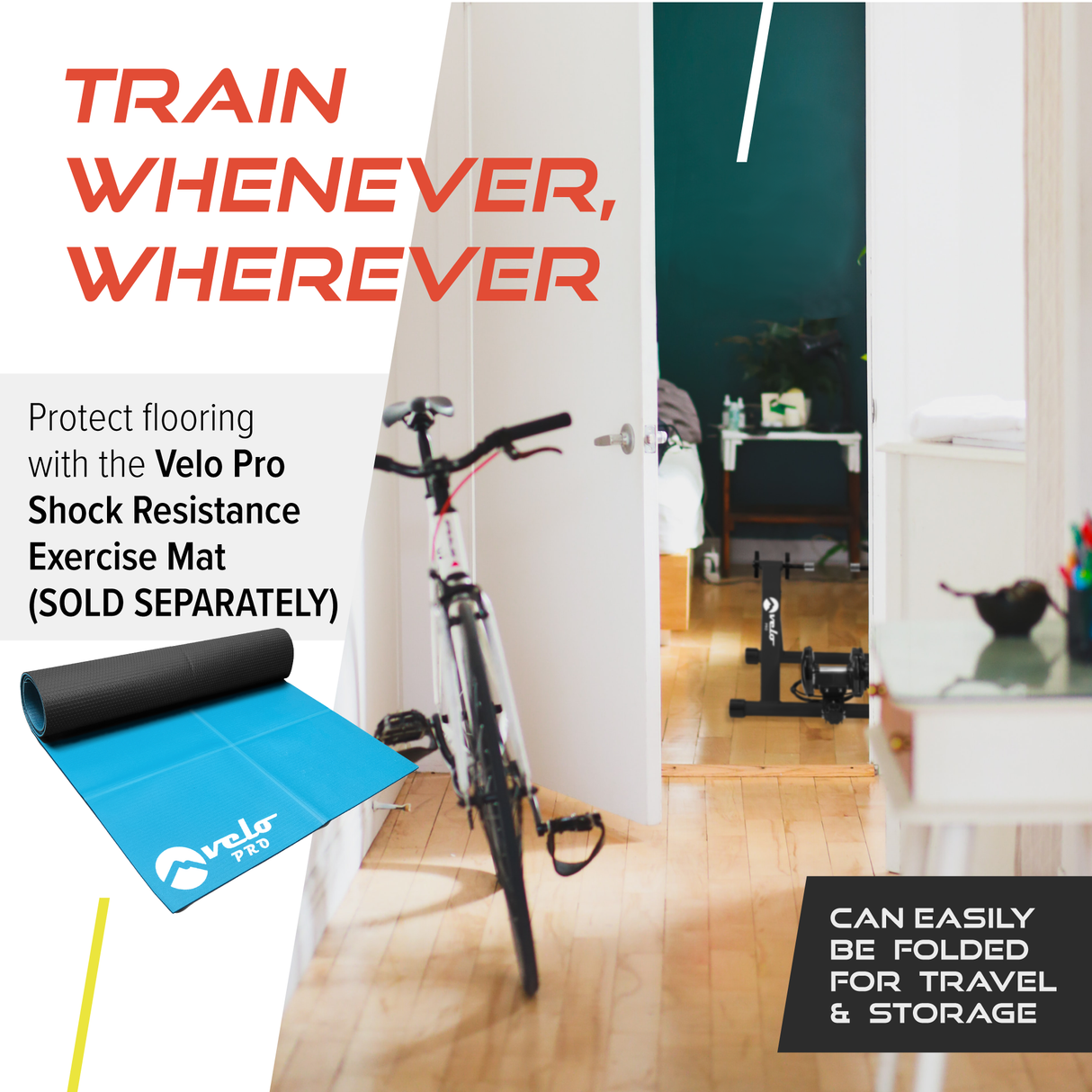 Zwarte magnetische fietstrainer Velo Pro met een blauwe schokbestendige mat, geplaatst in een lichte kamer met houten vloer