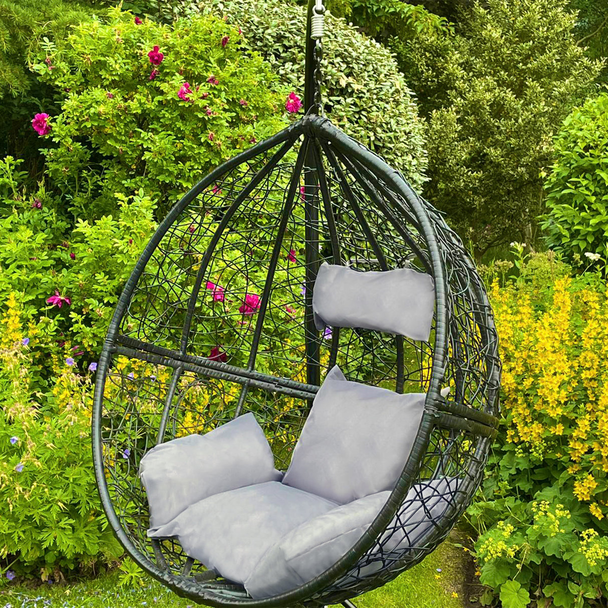 2 Zwarte Ei Stoelen