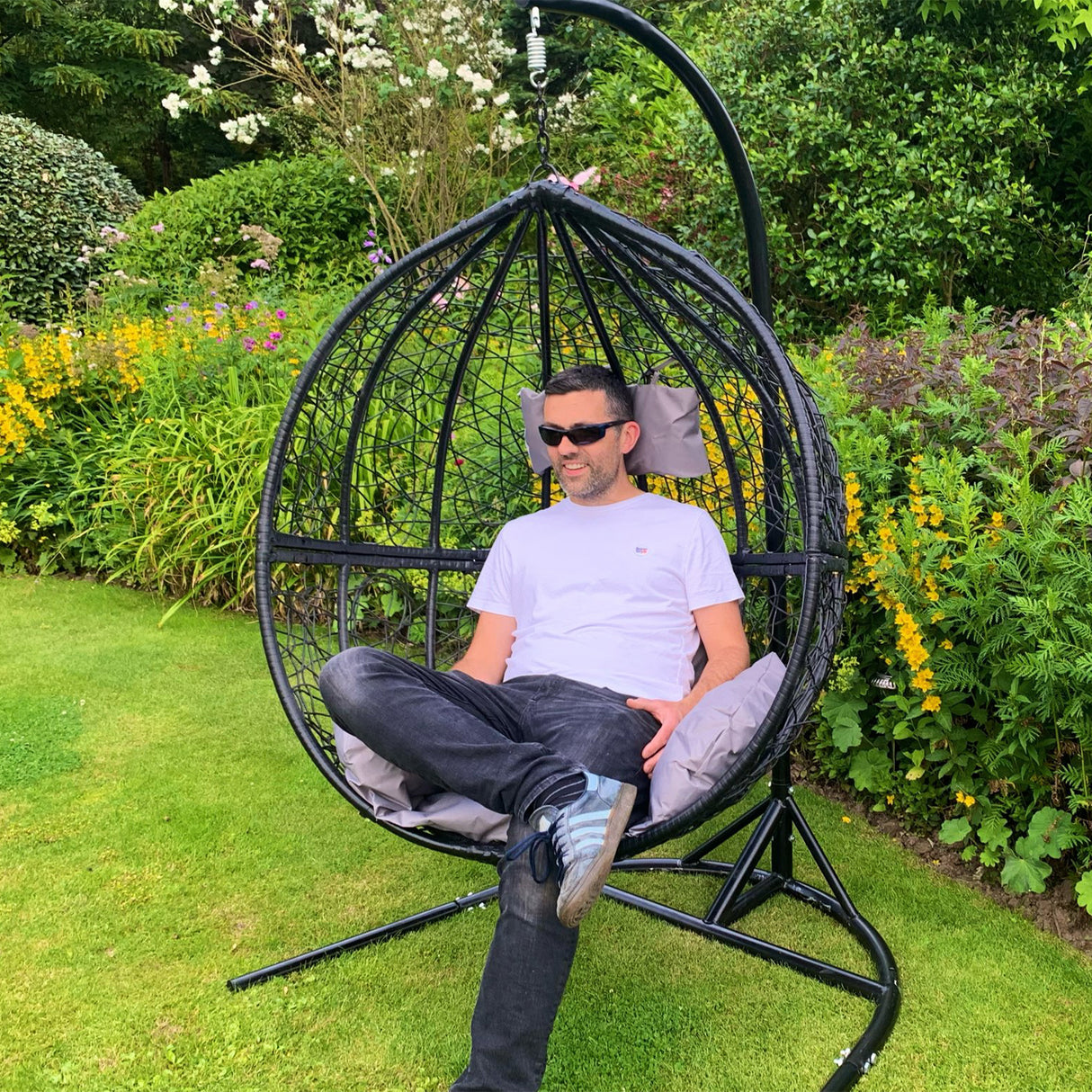2 Zwarte Ei Stoelen