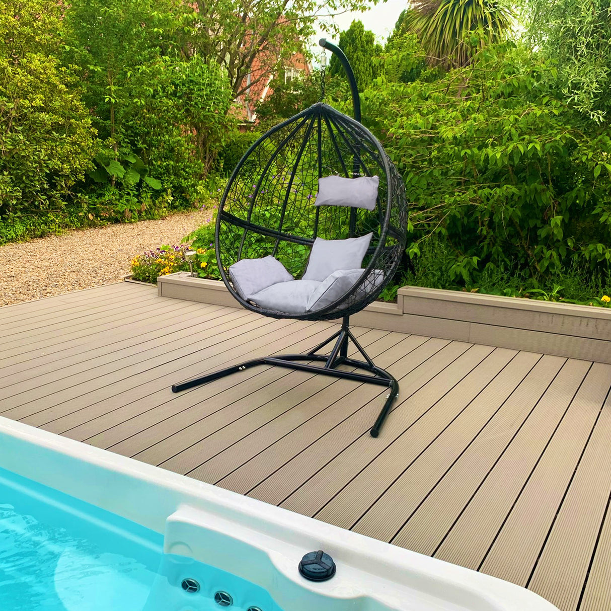 2 Zwarte Ei Stoelen