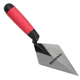 Rode troffel met een metalen blad en een ergonomische handgreep, ideaal voor het aanbrengen van cement en mortel