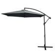 Grijze zweefparasol met een stevige metalen arm en een vierkante doek, ideaal voor schaduw in de tuin of op het terras