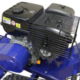 Krachtige T-Mech 13PK stronkenfrees met zwart motorhuis en metalen beschermrooster, geplaatst op een stevige blauwe basis met wielen